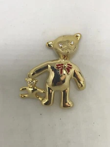 Vintage Messing Metall Teddybär rotes Band mit Baby hängen an RT Hand Brosche-Pin. - Bild 1 von 5