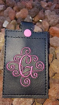 Cartera con llavero de identificación con monograma Foto 1 de 4