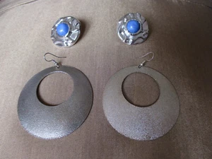 2 pairs retro earrings- Large silver colour disc + blue/silver round - Picture 1 of 7