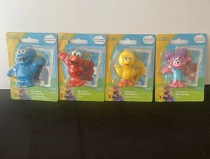 Juego de 4 mini figuras de Plaza Sésamo con cartas de bonificación NUEVO - Imagen 1 de 10