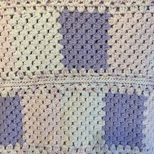 Crochet Aphgan Throw 72 por 48 rosa y púrpura borde festoneado usado - Imagen 1 de 7
