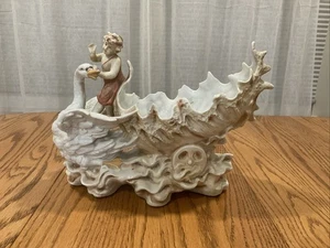 Antica statuina porcellana tedesca Seatendorf conchiglia di cigno 1902 alta 11” x 8” - Foto 1 di 12