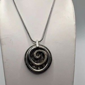 Collar Brighton Majestuoso Colgante Cristal Plateado Gris Piedra Espiral Remolino - Imagen 1 de 8