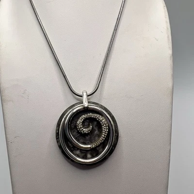 Collar Brighton Majestuoso Colgante Cristal Plateado Gris Piedra Espiral Remolino Foto 1 de 4