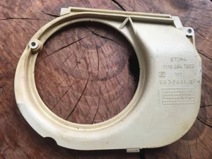 PRODUTTORE DI APPARECCHIATURE ORIGINALI Stihl 038 deflettore avviamento motosega segmento 1119 084 7800 SPEDIZIONE GRATUITA - Foto 1 di 3