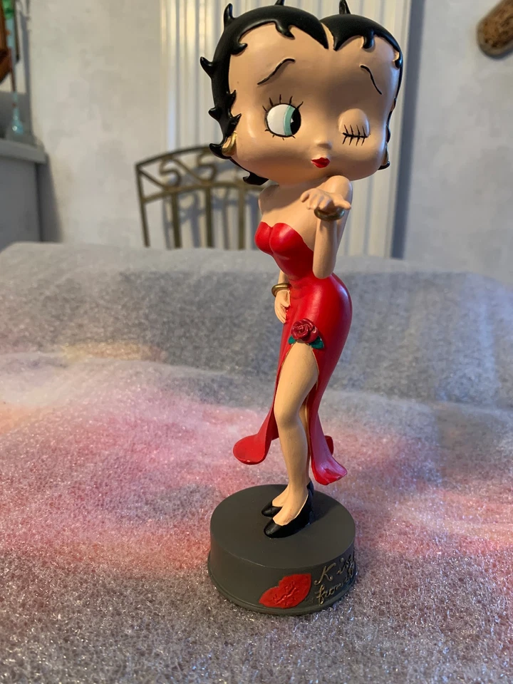 Rare figurine Betty Boop résine robe rouge Avenue of the Stars de  20 cm - Photo 1/4