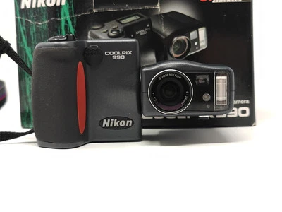 Nikon Coolpix 990 3.3MP Rotating Digital Camera, Grey Digicam With Box, Case - Image 1 of 4