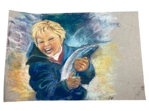 Original Pastell Kunst eines Kindes hält einen Fisch lacht blau 12x17,5" LESEN - Bild 1 von 5
