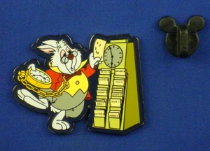 Pin Alice LE # 18806 White Rabbit Timecard miembro del elenco serie Backstage Pass - Imagen 1 de 3