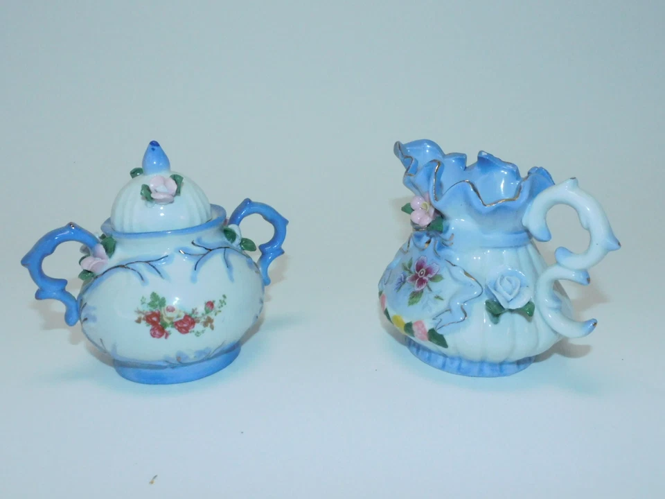Antiguo azucarero decorativo vintage 1974 pintado a mano y crema con flores. Azul Foto 1 de 4