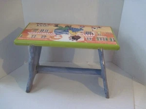 Taburete de madera para niños pequeños TIME OUT gráficos de patinaje vintage - Imagen 1 de 9