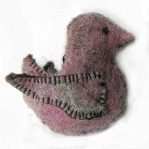 Dije de arte popular fieltro púrpura pájaro adorno con costura de manta 3-3/4" de alto - Imagen 1 de 7