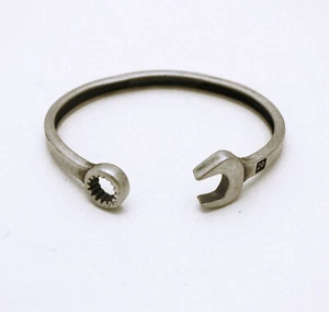 Bracciale rigido a forma di chiave inglese in argento 925 effetto sabbiato - Bild 1 von 1