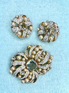 VTG Estate Beautiful Signed Swarovski Pearls  Crystal Brooch Earring Bridal Set - Picture 1 of 10