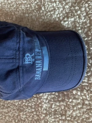 Boné de bola Banana Republic - Elástico, azul desbotado. Logotipo BR tamanho S/P serve confortavelmente. - Imagem 1 de 4
