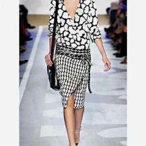 Diane von Furstenberg DVF Size 6 Printed Silk Jersey "Terry" Wrap Dress / Midi - Picture 1 of 15