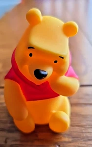 Winnie The Pooh Sitting 3" Water Squirter Bath Figure Giocattolo 2008 - Foto 1 di 7