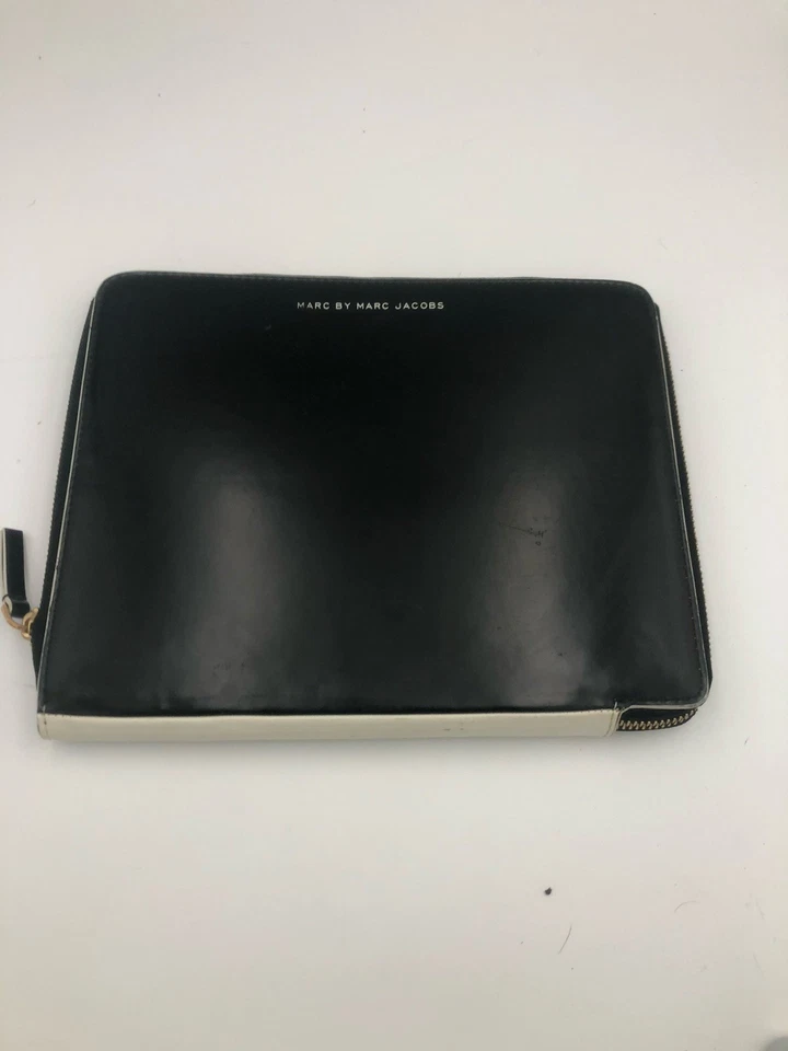 Funda para tableta de charol blanco y negro MARC JACOBS precio de venta sugerido por el fabricante $178 Funda para iPad Foto 1 de 4