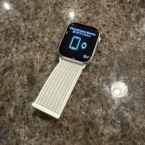 Apple Watch Series 4 44mm GPS + WiFi + Bluetooth Silver With Nike Band - Zdjęcie 1 z 5