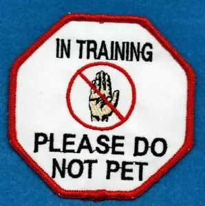 EN ENTRENAMIENTO - POR FAVOR NO PETES - Parche chaleco perro de servicio - Imagen 1 de 1