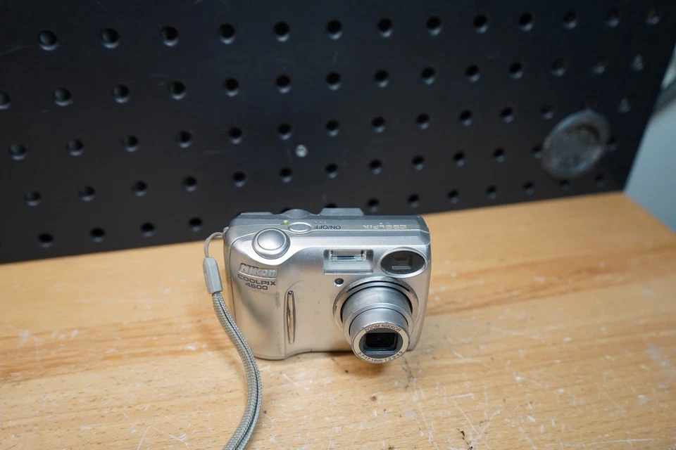 (C) Nikon Coolpix 4600 4.0 Megapixel Digital Camera w/ SD Card 3x Zoom Tested - Image 1 of 4