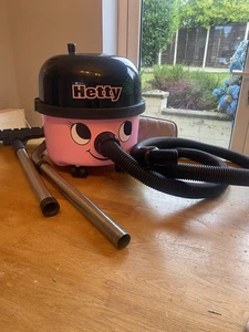 Numatic HET200-12 Hetty Pink Staubsauger 2 Geschwindigkeiten (Hi/Lo) + Aufsätze - Bild 1 von 18