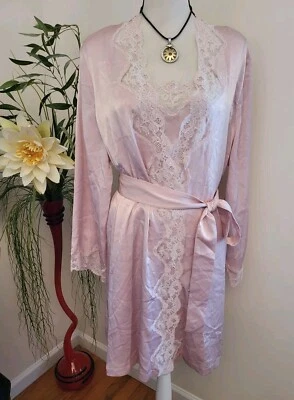 Lejaby Paris Lencería Rosa Recortada de Encaje Ropa de Noche Conjunto de 2 Piezas Bata y CHEMISE  Foto 1 de 4