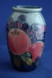 MOORCROFT FINCH AND BERRIES 10.5cm VASE - Picture 1 of 8