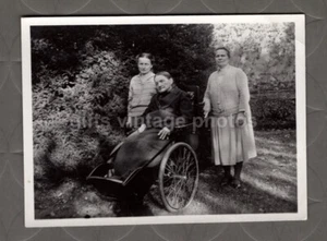 VINTAGE FUNDFOTO SCHWARZ+WEISSE FRAU IM ALTEN ROLLSTUHL A146 - Bild 1 von 1