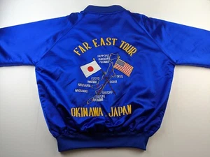 De Colección Far East Tour Okinawa Japón EE. UU. Chaqueta a Presión Satinada XL Azul Bordado DEFECTUOSA - Imagen 1 de 21