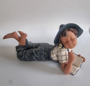 Nadal Figur Junge liest ein Buch. - Bild 1 von 2