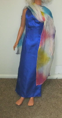 VESTIDO de cetim azul com cachecol/envoltório Barbie Clothes My Size - Imagem 1 de 4