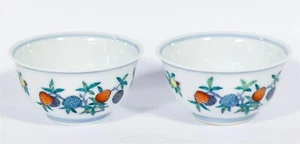 UN PAR DE TAZAS DOUCAI CHINAS, MARCA YONGZHENG Y DE UN PERÍODO POSTERIOR - Imagen 1 de 6