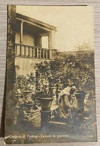 Postal RPPC Italia Certosa di Firenze Trabajo en el jardín - Imagen 1 de 2
