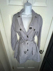 Cabi Damen Small Tanner Leinenmischung Trenchcoat Silver Lake Blau S #5296 - Bild 1 von 20