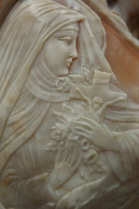 † 1950's - ST THERESE OF LISIEUX HAND CARVED CAMEO CONCH SHELL FOOTED LAMP ITALY - Picture 1 of 23