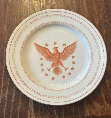 Plato de porcelana de 9" de colección Ethan Allen American Traditional Interiors Federal Eagle Foto 1 de 4