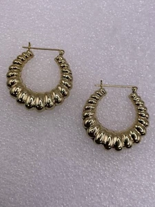Pendientes de aro texturizados de oro amarillo de 14 K de 30 mm para camarón - Imagen 1 de 6