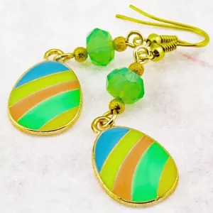 Coloridos pendientes de huevo de Pascua y cuentas de vidrio esmaltado en metal dorado de SoniaMcD - Imagen 1 de 15