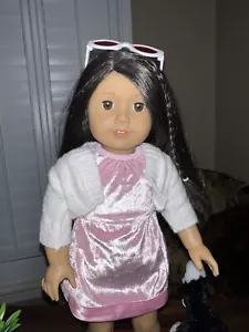 BAMBOLA AMERICAN GIRL 18” Truly Me #25 capelli neri occhi marroni - Foto 1 di 10