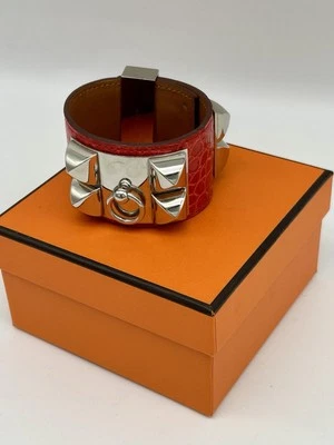 Pulsera Hermès de cuero de cocodrilo rojo brillante con collar de plata de Chien Foto 1 de 4