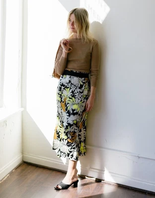 Saia Rodebjer Iris Cetim Midi Amarelo Ferrugem Preto Branco Floral Tamanho G $360 - Imagem 1 de 4