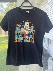 Inclusion Isn't Scary Ghost Mummy Halloween SLP Speed Teacher T-Shirt Autismus Med. - Bild 1 von 4
