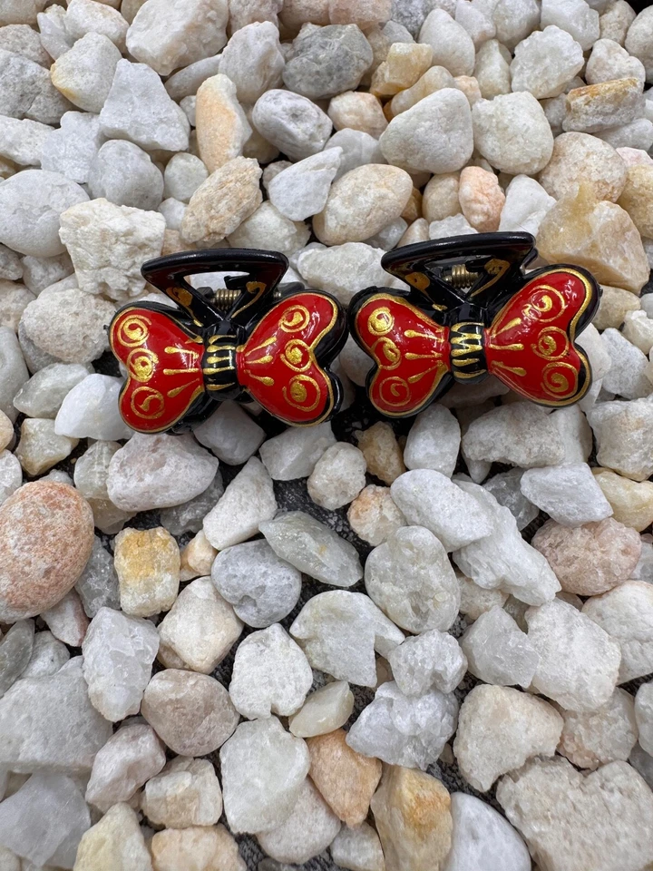 Un par de pequeñas pinzas para el cabello pintadas a mano - dos mariposas rojas Foto 1 de 4