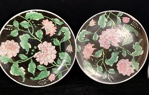 Grande coppia di piatti cinesi antichi in porcellana rosa famiglia con fiori - Foto 1 di 9