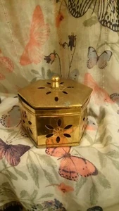 Caja de baratijas metálicas vintage color dorado, ¿posiblemente latón?                  Caja 1d - Imagen 1 de 5