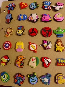 Set Di Cinque Charms JIBBITZ per Scarpe Crocs - Personaggi Dei Cartoni Animati. - Foto 1 di 5