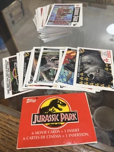 Juego completo de 88 cartas coleccionables Topps Jurassic Park 1993 más 11 pegatinas - Imagen 1 de 2