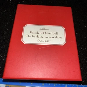 Hallmark Keepsake Decorazione Natalizia 2007 Porcellana Campana Datata in Scatola Originale - Foto 1 di 10