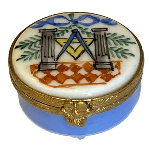 LIMOGES PEINT MAIN HINGED Trinket / Pill/Ring Box-FREEMASON/MASONIC-PARIS DECOR - Picture 1 of 9